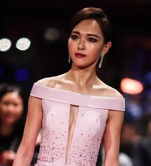 乌克兰两美女“网红”直播酒驾车毁人亡引热议_开元牌棋(图2) 开元牌棋
